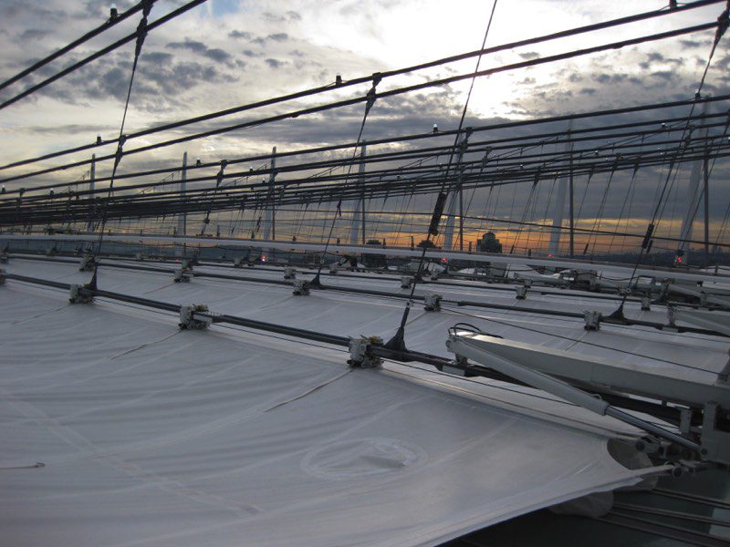 Tensioning-retractable roof